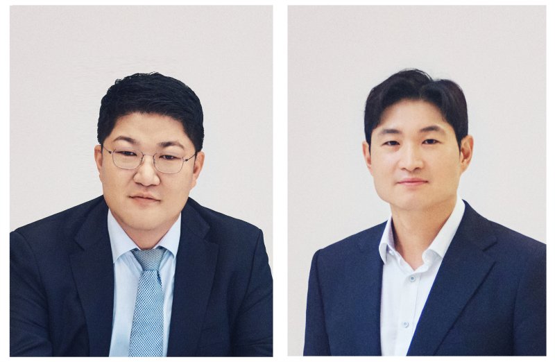 [서울=뉴시스] 이병만 코스맥스 대표(왼쪽)와 이병주 코스맥스비티아이 대표 (사진=코스맥스 제공) *재판매 및 DB 금지