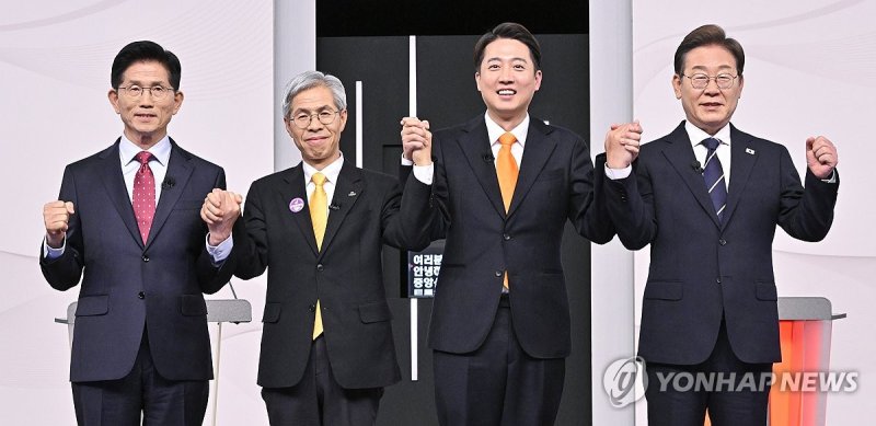 "준비된 대통령 입증" "동문서답으로 일관"… 첫 TV토론 후 프레임전쟁 격화[6·3 대선 D-14]