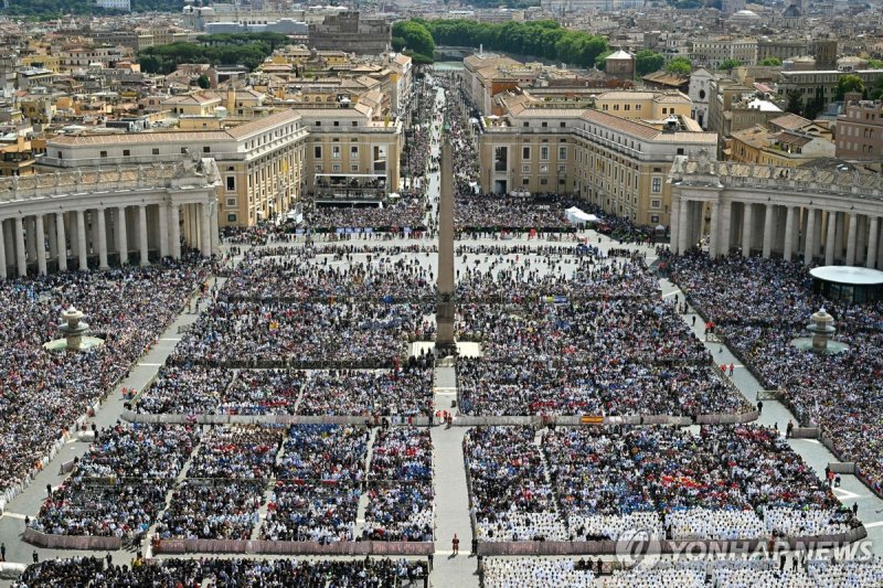 꽉 찬 성베드로 광장 (출처=연합뉴스)