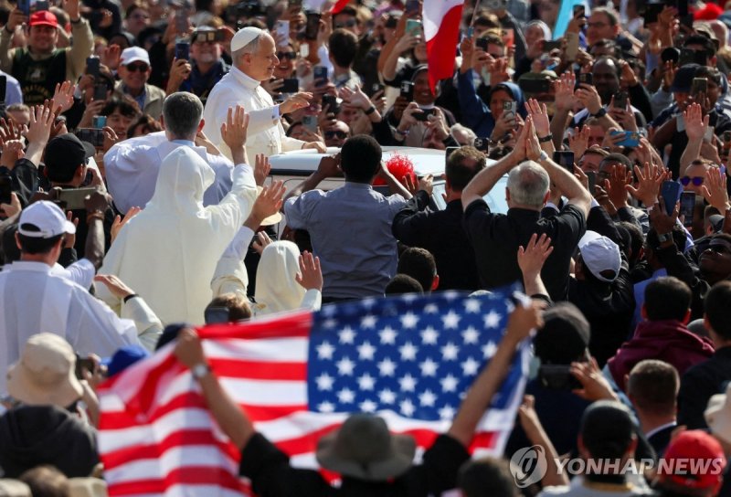 성베드로 광장 돌며 인사하는 최초의 미국인 교황 레오 14세 (출처=연합뉴스)