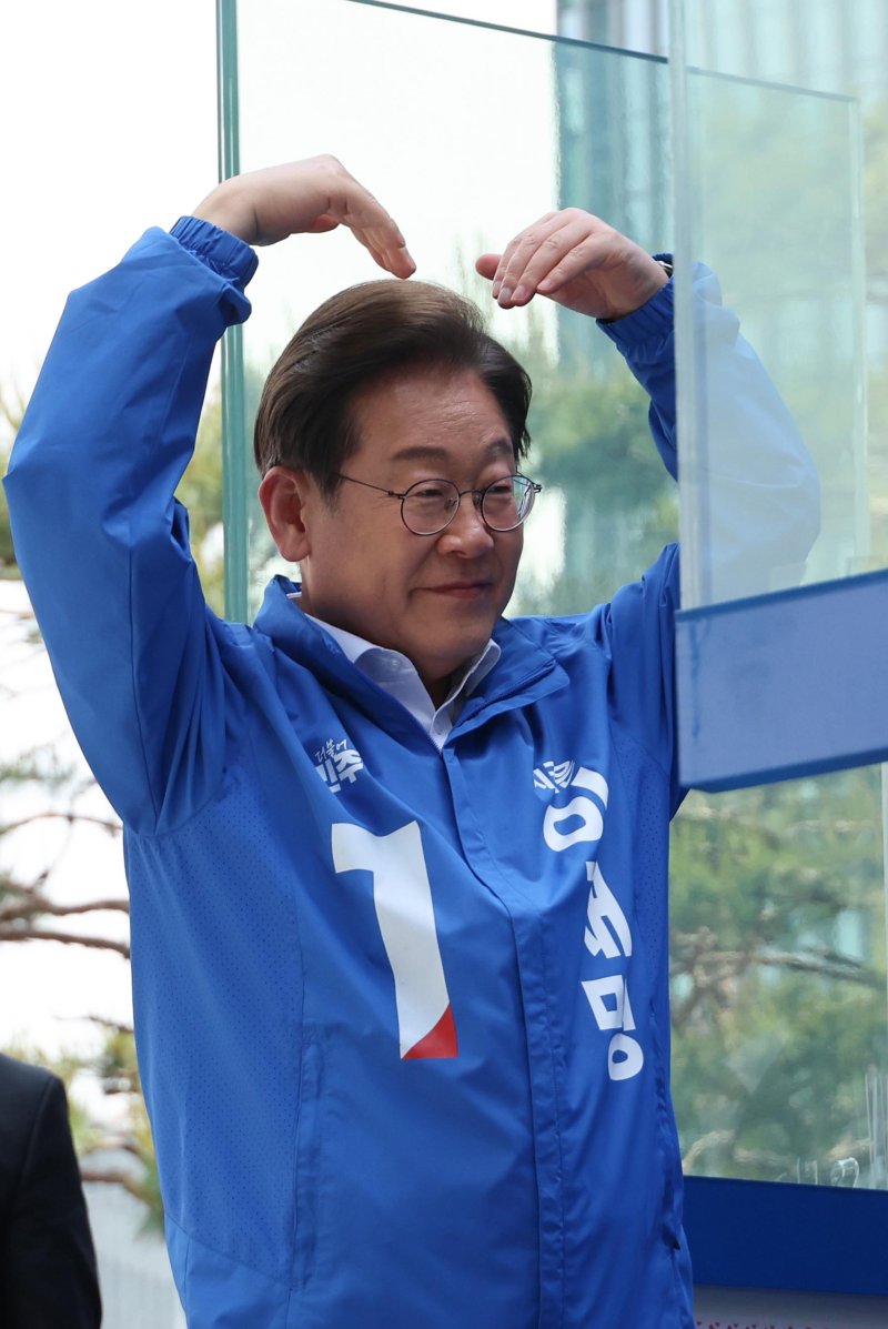 [서울=뉴시스] 권창회 기자= 이재명 더불어민주당 대선후보가 19일 서울 용산구 용산역광장에서 열린 집중유세에서 지지호소를 하고 있다. 이 후보 옆에 세워진 방탄 유리막이 보이고 있다. (공동취재) 2025.05.19. photo@newsis.com