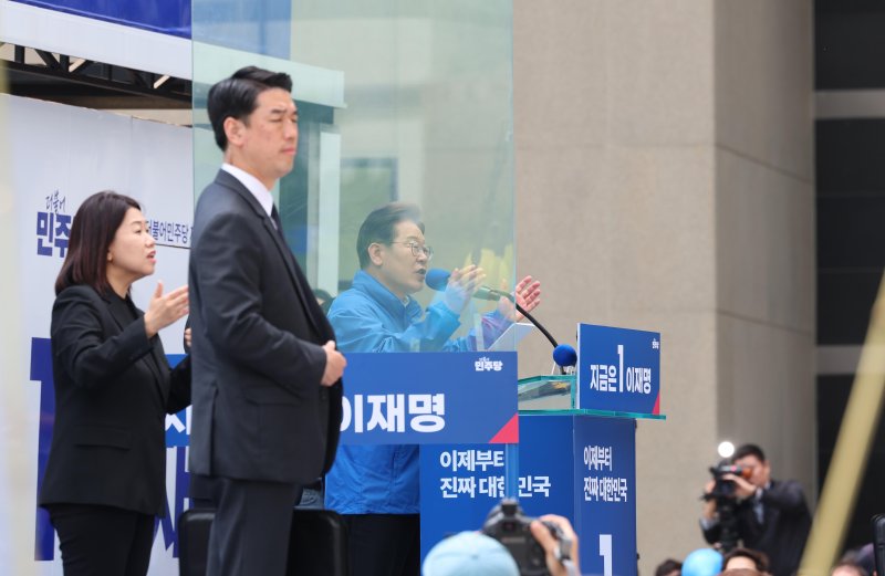 [서울=뉴시스] 권창회 기자= 이재명 더불어민주당 대선후보가 19일 서울 용산구 용산역광장에서 열린 집중유세에서 지지호소를 하고 있다. 2025.05.19. kch0523@newsis.com