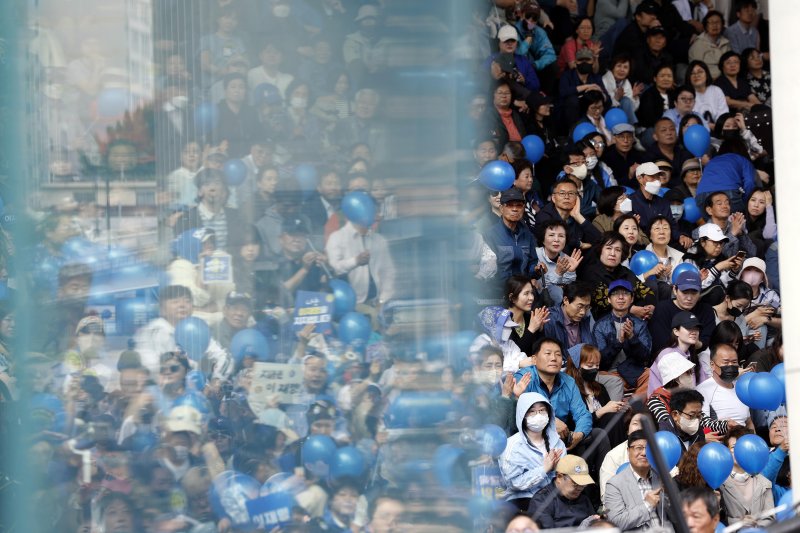 [서울=뉴시스] 권창회 기자= 19일 오후 서울 용산역 광장에서 이재명 더불어민주당 대통령 후보의 집중유세가 이어지고 있는 가운데 방탄유리막 너머 유권자들이 이 후보의 연설을 듣고 있다. (공동취재) 2025.05.19. photo@newsis.com