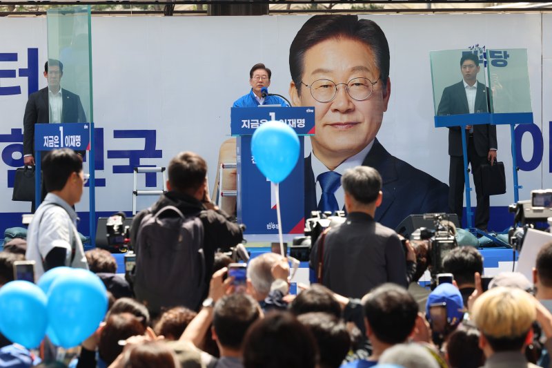 [서울=뉴시스] 권창회 기자 = 이재명 더불어민주당 대선 후보가 19일 서울 용산구 용산역 광장에서 열린 집중유세에서 지지호소를 하고 있다. 2025.05.19. kch0523@newsis.com