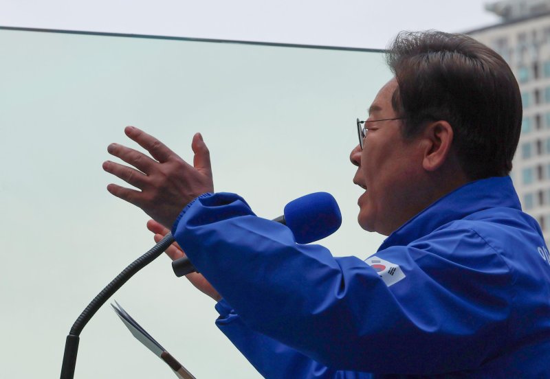 [서울=뉴시스] 권창회 기자= 이재명 더불어민주당 대선후보가 19일 서울 용산구 용산역광장에서 열린 집중유세에서 지지호소를 하고 있다. 이 후보 옆에 세워진 방탄 유리막이 보이고 있다. (공동취재) 2025.05.19. photo@newsis.com