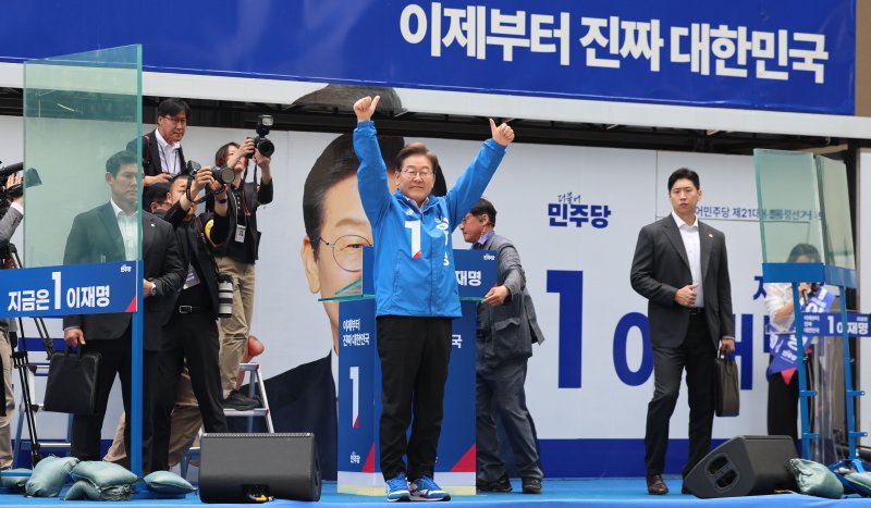 [서울=뉴시스] 권창회 기자 = 이재명 더불어민주당 대선 후보가 19일 서울 용산구 용산역 광장에서 열린 집중유세에서 지지자들에게 인사하고 있다. 2025.05.19. kch0523@newsis.com