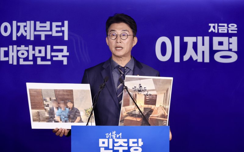 [서울=뉴시스] 조성봉 기자 = 노종면 더불어민주당 선거대책위원회 대변인이 19일 오후 서울 여의도 중앙당사에서 ‘지귀연 판사 룸살롱 접대 의혹’ 관련 사진을 공개하고 있다.2025.05.19. suncho21@newsis.com