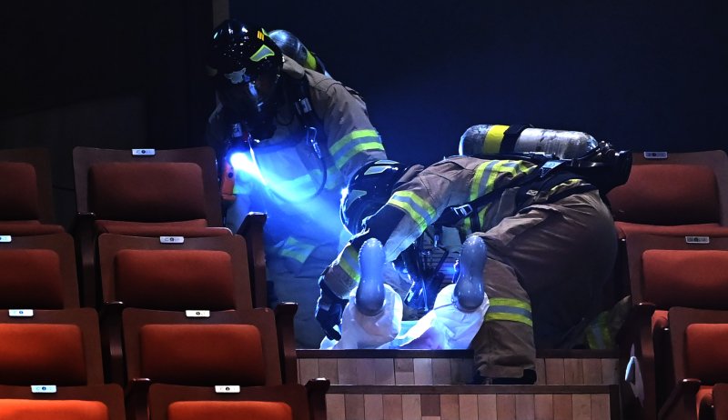 [수원=뉴시스] 김종택 기자 = 19일 경기 수원시 SK아트리움에서 열린 재난대응 안전한국훈련에서 소방대원들이 지진으로 건물 붕괴 상황을 가정한 긴급구조종합훈련을 하고 있다. 2025.05.19. jtk@newsis.com