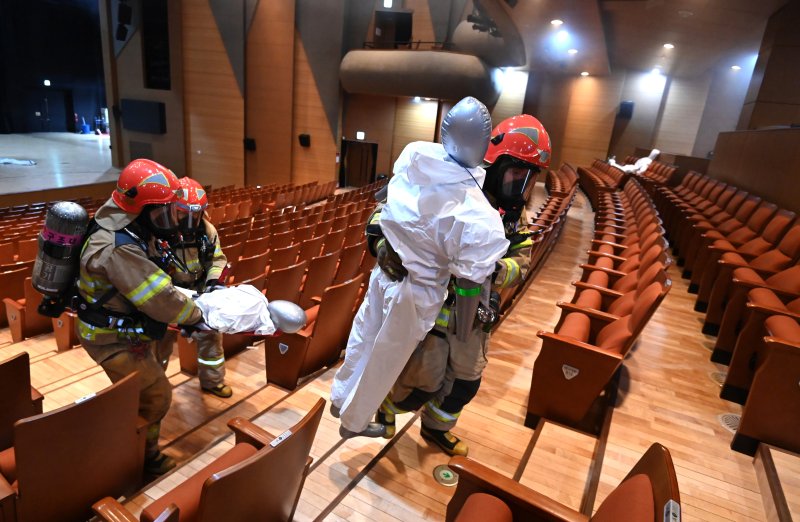 [수원=뉴시스] 김종택 기자 = 19일 경기 수원시 SK아트리움에서 열린 재난대응 안전한국훈련에서 소방대원들이 지진으로 건물 붕괴 상황을 가정한 긴급구조종합훈련을 하고 있다. 2025.05.19. jtk@newsis.com