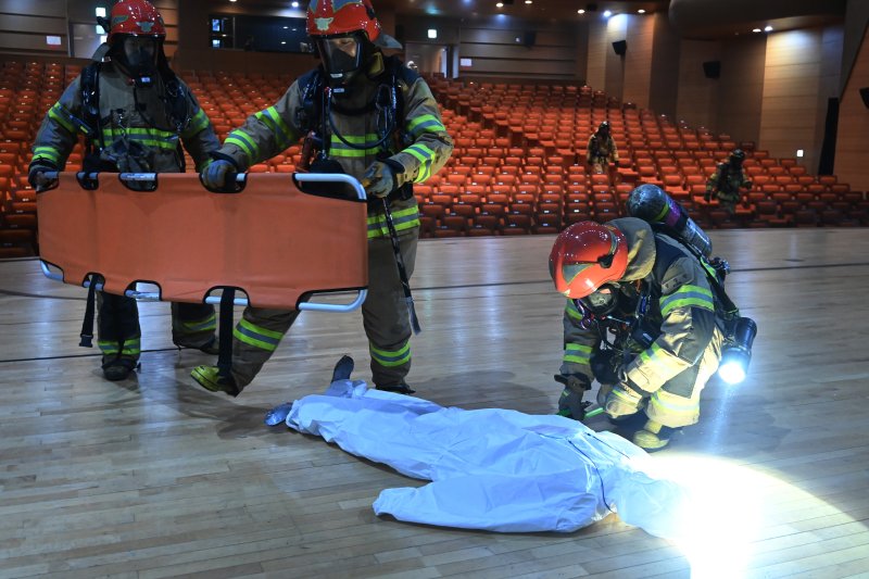 [수원=뉴시스] 김종택 기자 = 19일 경기 수원시 SK아트리움에서 열린 재난대응 안전한국훈련에서 소방대원들이 지진으로 건물 붕괴 상황을 가정한 긴급구조종합훈련을 하고 있다. 2025.05.19. jtk@newsis.com
