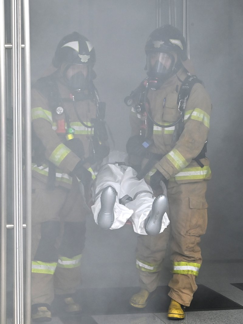 [수원=뉴시스] 김종택 기자 = 19일 경기 수원시 SK아트리움에서 열린 재난대응 안전한국훈련에서 소방대원들이 지진으로 건물 붕괴 상황을 가정한 긴급구조종합훈련을 하고 있다. 2025.05.19. jtk@newsis.com