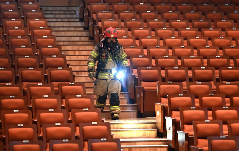 [수원=뉴시스] 김종택 기자 = 19일 경기 수원시 SK아트리움에서 열린 재난대응 안전한국훈련에서 소방대원들이 지진으로 건물 붕괴 상황을 가정한 긴급구조종합훈련을 하고 있다. 2025.05.19. jtk@newsis.com
