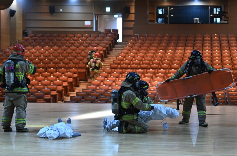 [수원=뉴시스] 김종택 기자 = 19일 경기 수원시 SK아트리움에서 열린 재난대응 안전한국훈련에서 소방대원들이 지진으로 건물 붕괴 상황을 가정한 긴급구조종합훈련을 하고 있다. 2025.05.19. jtk@newsis.com