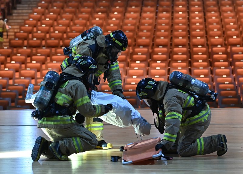 [수원=뉴시스] 김종택 기자 = 19일 경기 수원시 SK아트리움에서 열린 재난대응 안전한국훈련에서 소방대원들이 지진으로 건물 붕괴 상황을 가정한 긴급구조종합훈련을 하고 있다. 2025.05.19. jtk@newsis.com