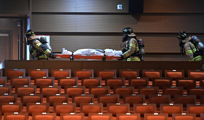 [수원=뉴시스] 김종택 기자 = 19일 경기 수원시 SK아트리움에서 열린 재난대응 안전한국훈련에서 소방대원들이 지진으로 건물 붕괴 상황을 가정한 긴급구조종합훈련을 하고 있다. 2025.05.19. jtk@newsis.com