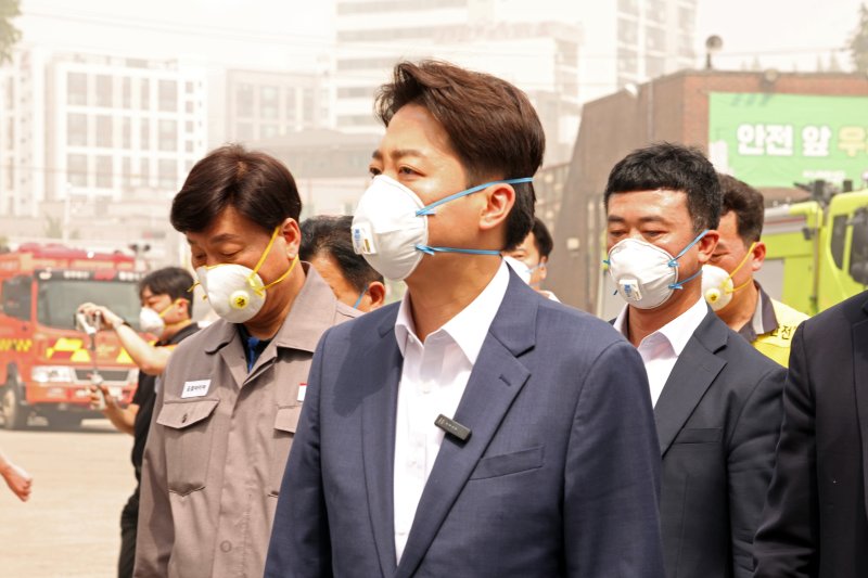 이준석 개혁신당 대통령 후보가 19일 오후 광주 광산구 소촌동에 위치한 금호타이어 광주공장 화재 현장에 들어서고 있다. 뉴스1