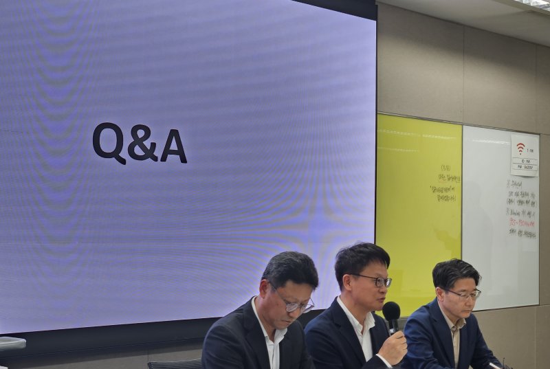 [서울=뉴시스] 박은비 기자 = SK텔레콤이 19일 서울 중구에 위치한 삼화빌딩에서 해킹 사고 이후 수습 상황에 대해 설명하는 일일브리핑을 진행했다. (왼쪽부터) 김희섭 PR센터장, 임봉호 MNO사업부장, 류정환 네트워크인프라센터장. 2025.05.19. silverline@newsis.com