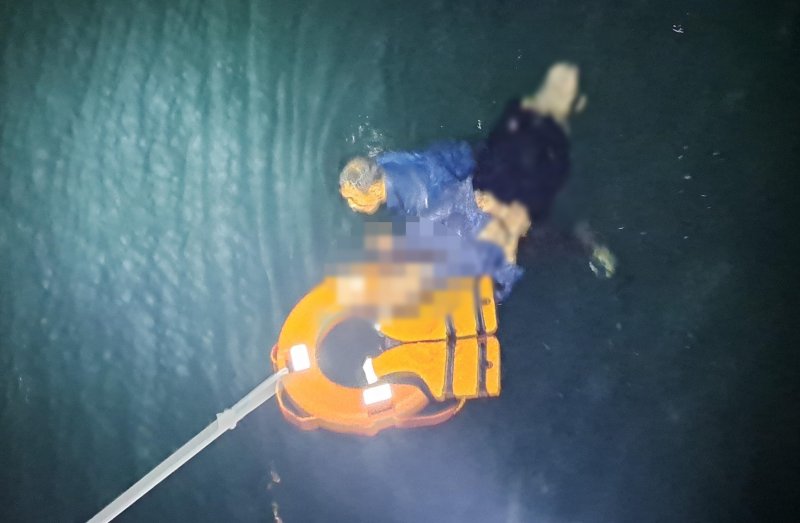 제주 서귀포 경찰관 2명, 바다로 뛰어든 남자를 보고는...