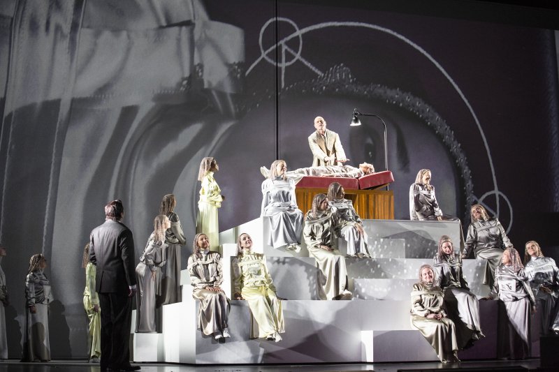 [통영=뉴시스] 신정철 기자= 통영국제음악재단 예술감독으로 활동하고 있는 세계적인 작곡가 진은숙의 신작 오페라 ‘달의 이면(Die dunkle Seite des Mondes)’이 지난 18일 독일 함부르크 국립 오페라 극장에서 켄트 나가노의 지휘로 세계 초연됐다.사진은 오페라 ‘달의 이면'의 공연 모습.(사진=통영국제음악재단 제공).2025.05.19. photo@newsis.com *재판매 및 DB 금지