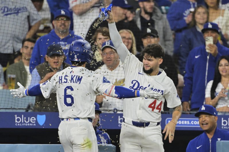 [로스앤젤레스=AP/뉴시스] LA 다저스의 김혜성(왼쪽)이 지난 14일(현지 시간) 미 캘리포니아주 로스앤젤레스의 다저스타디움에서 열린 2025 메이저리그 오클랜드 애슬레틱스와의 경기 5회 말 동점을 기록하는 1점 홈런(시즌 1호)을 친 후 더그아웃에서 해바라기씨 세례를 받고 있다. 2025.05.15.