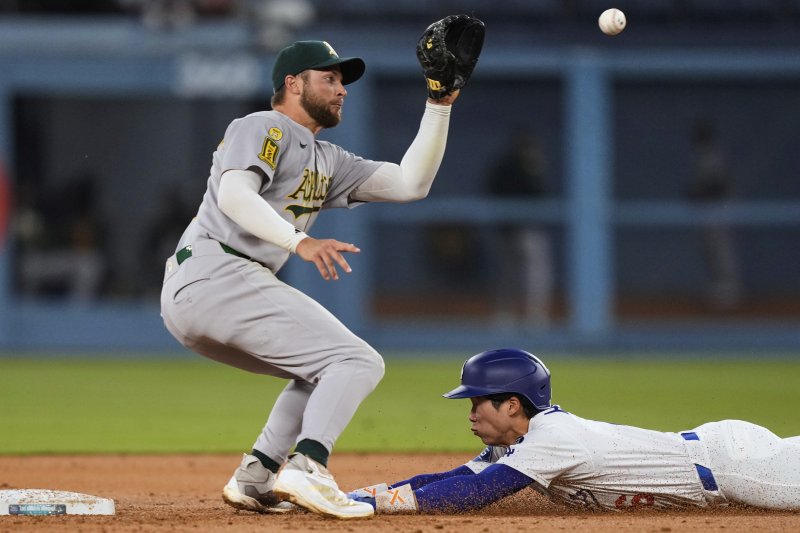 [로스앤젤레스=AP/뉴시스] LA 다저스의 김혜성(오른쪽)이 지난 15일(현지 시간) 미 캘리포니아주 로스앤젤레스의 다저스타디움에서 열린 2025 메이저리그 오클랜드 애슬레틱스와의 경기 2회 말 우전 안타 진루 후 2루를 훔치고 있다. 김혜성이 2타수 2안타 1타점 3득점 1볼넷 1도루로 활약하는 가운데 다저스는 5회 초 현재 15-2로 크게 앞서고 있다. 2025.05.16.