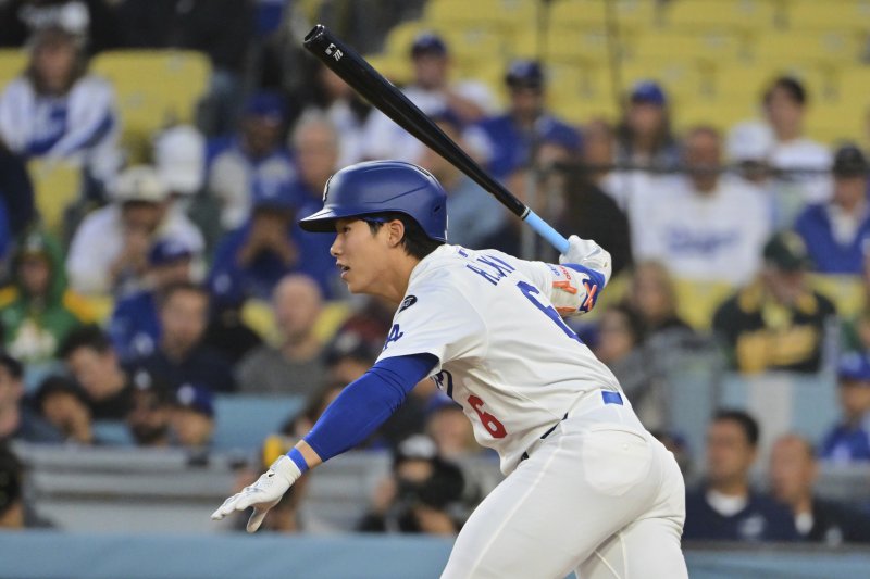 [로스앤젤레스=AP/뉴시스] LA 다저스의 김혜성이 14일(현지 시간) 미 캘리포니아주 로스앤젤레스의 다저스타디움에서 열린 2025 메이저리그 오클랜드 애슬레틱스와의 경기 2회 말 내야 안타를 치고 있다. 2025.05.15.