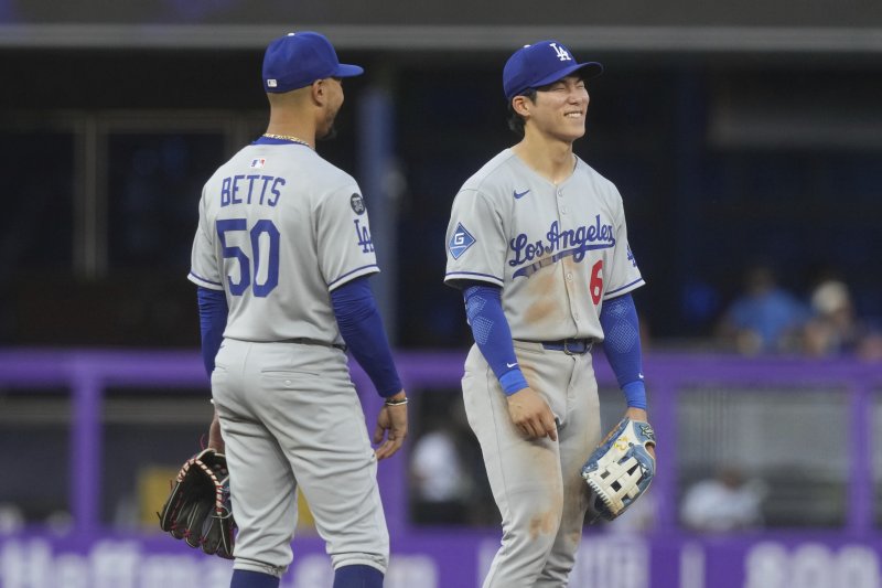 [마이애미=AP/뉴시스] 로스앤젤레스(LA) 다저스의 2루수 김혜성(오른쪽)이 지난 7일(현지 시간) 미 플로리다주 마이애미의 론디포 파크에서 열린 2025 메이저리그 마이애미 말린스와의 경기를 마친 후 유격수 무키 베츠와 자축하고 있다. 김혜성은 4타수 2안타 1타점 1득점을 기록했고 다저스는 10-1로 승리했다. 2025.05.08.