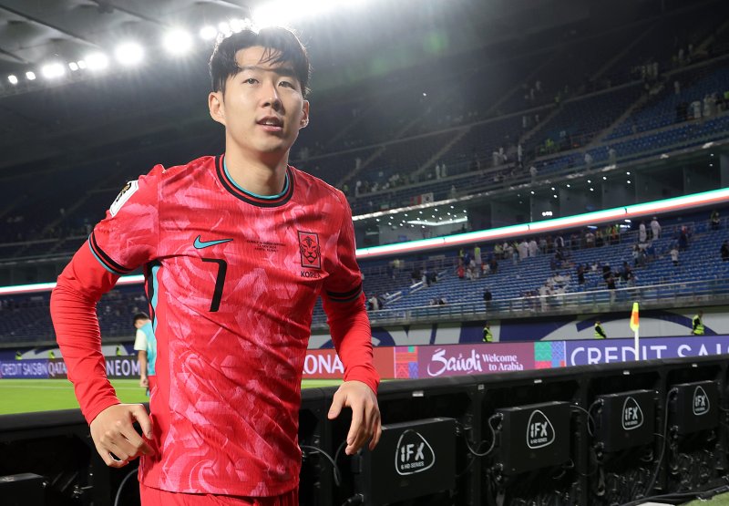 [쿠웨이트시티(쿠웨이트)=뉴시스] 이영환 기자 = 14일 오후(현지시각) 쿠웨이트 자베르 알아흐마드 국제경기장에서 열린 2026 국제축구연맹(FIFA) 북중미 월드컵 아시아 3차 예선 B조 5차전 한국과 쿠웨이트의 경기 3-1로 승리한 한국 손흥민이 인터뷰를 마친 후 팬들에게 인사를 하기위해 이동하고 있다. 2024.11.15. 20hwan@newsis.com