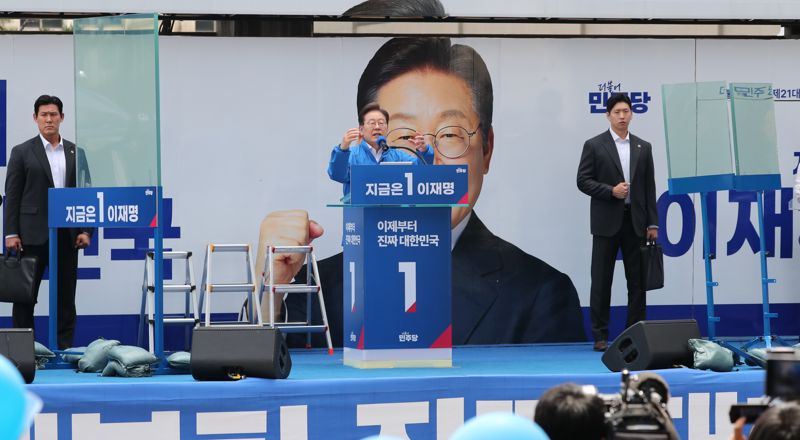 [영상] 이재명 후보, 국내 최초 ‘방탄유리막’ 유세