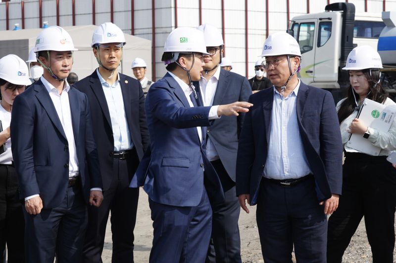 이준석 개혁신당 대통령 후보가 19일 광주 북구에 위치한 더현대광주 예정부지를 찾아 현장 관계자로부터 설명을 듣고 있다. 이준석 캠프 측 제공