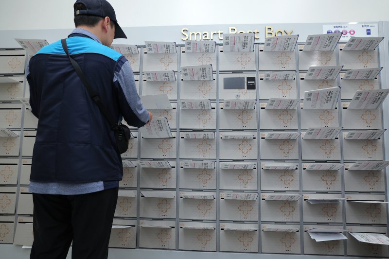 대선 공보물 배송하는 집배원 본 20대의 이해 못 할 행동