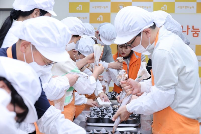 한국산업단지공단 직원들이 취약아동에 지원하기 위해 머핀을 직접 만들고 있다. 한국산업단지공단 제공
