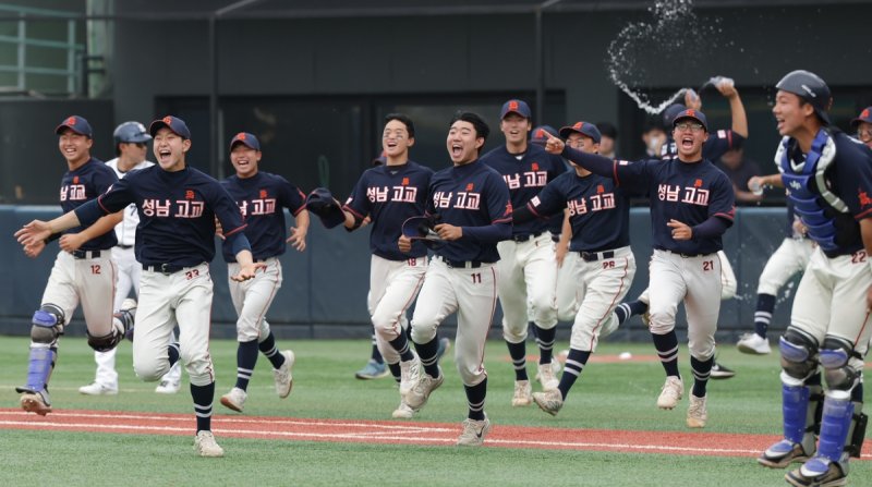 55년 만에 황금사자기 전국고교야구대회 우승 차지한 성남고 (출처=연합뉴스)