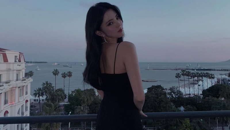 한소희, 2년 연속 칸 레드카펫 빛냈다…고혹적 비주얼