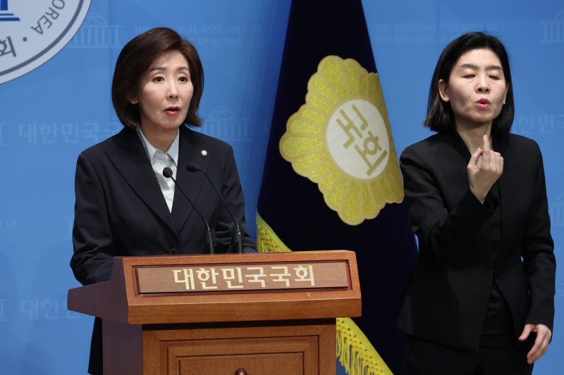 [서울=뉴시스] 조성우 기자 = 나경원(왼쪽) 제21대 대통령 선거 국민의힘 경선 후보가 22일 오후 서울 여의도 국회 소통관에서 부산, 울산, 경남 지역 관련 공약을 발표하고 있다. 2025.04.22. xconfind@newsis.com