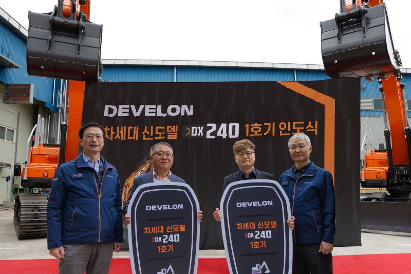 HD현대인프라코어, 차세대 굴착기 첫 인도