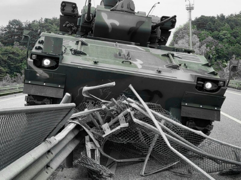 장갑차가 국도 중앙분리대 밀면서 50m 주행... 현장 사진이