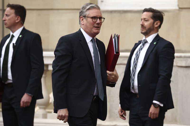 영국의 키어 스타머 총리(가운데)가 지난 19일 런던 랭커스터 하우스에서 열리는 영국-EU 정상회의에 참석하기 위해 회의장으로 들어가고 있다. AP 뉴시스