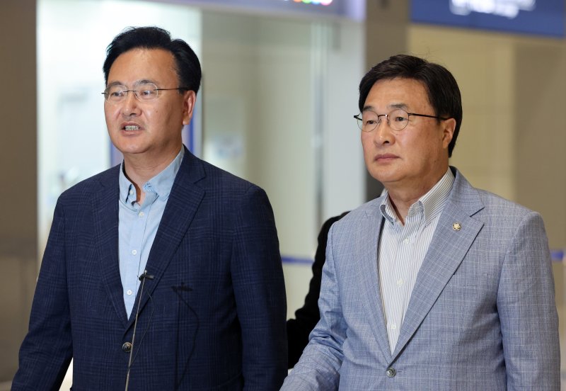 [인천공항=뉴시스] 황준선 기자 = 하와이에 체류 중인 홍준표 전 대구시장의 선대위 합류를 설득하기 위해 꾸려진 국민의힘 김문수 대통령 선거 후보 선거대책위원회 소속 유상범 단일화추진본부장과 김대식 대외협력본부장 등으로 구성된 하와이 특사단이 18일 오후 인천국제공항 제2 터미널을 통해 출국하며 취재진에게 입장을 밝히고 있다. 2025.05.18. hwang@newsis.com
