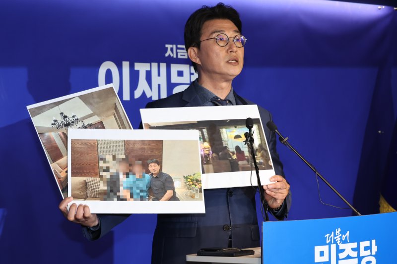 노종면 더불어민주당 선거대책위 대변인이 19일 오후 서울 여의도 더불어민주당사에서 기자회견을 열고 지귀연 서울중앙지법 부장판사 룸살롱 출입 증거 사진을 공개하고 있다. 2025.5.19/뉴스1 ⓒ News1 이재명 기자