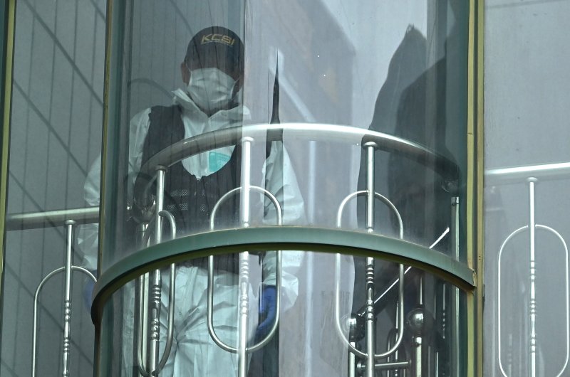 [시흥=뉴시스] 김종택 기자 = 50대 중국동포가 시민을 잇달아 흉기로 찌르는 사건이 발생한 19일 경기 시흥시 정왕동 사건현장에서 과학수사대가 현장 감식을 하고 있다. 2025.05.19. jtk@newsis.com