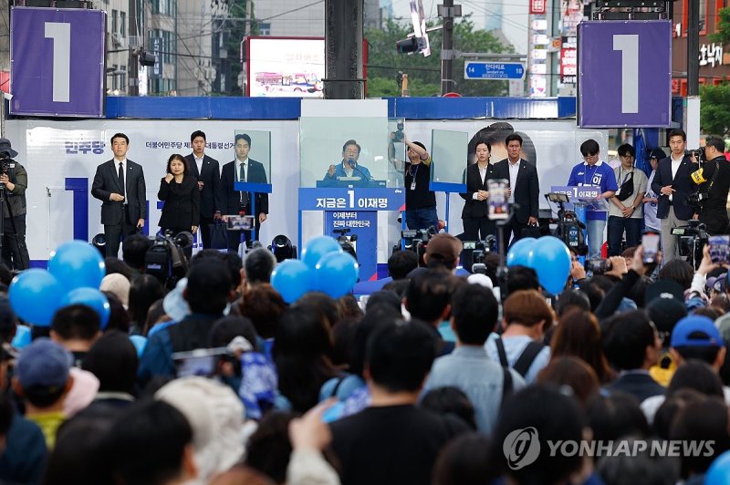 홍대거리에서 유세하는 이재명 후보 (출처=연합뉴스)