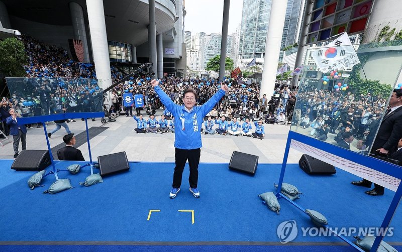 이재명, 양손 엄지척 (출처=연합뉴스)