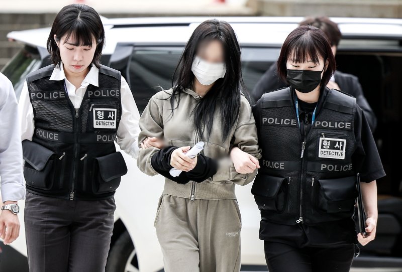 [서울=뉴시스] 정병혁 기자 = 잉글랜드 프로축구 프리미어리그 토트넘 홋스퍼 주장 손흥민을 상대로 허위 임신을 주장하며 금품을 요구한 혐의를 받는 20대 여성 양 모 씨가 17일 서울 서초구 서울중앙지방법원에서 열린 영장실질심사에 출석하고 있다. 2025.05.17. jhope@newsis.com