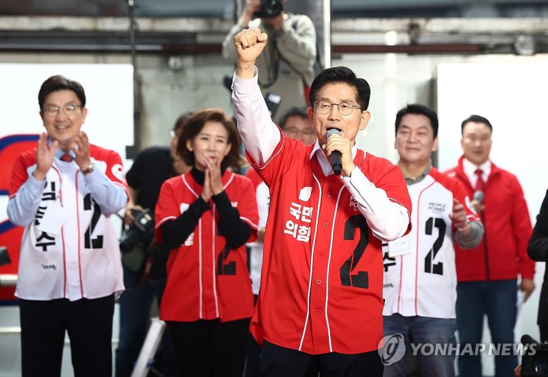 김문수 후보, 서울역 지나는 시민들에게 (출처=연합뉴스)