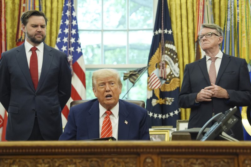 [워싱턴=AP/뉴시스]도널드 트럼프 미국 대통령이 8일(현지 시간) 백악관 집무실에서 JD 밴스 부통령, 피터 맨델슨 주영국대사를 배석한 채 영국과의 무역합의를 발표하고 있다. 2025.05.09.