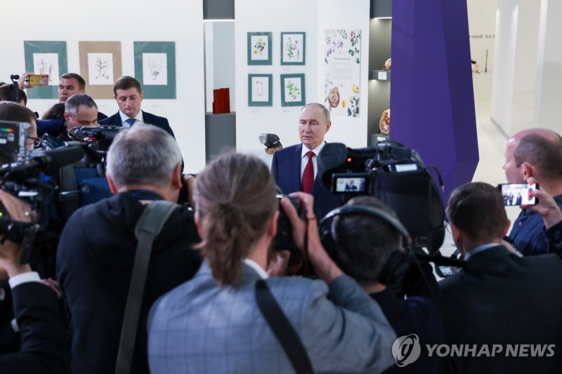 도널드 트럼프 미국 대통령과 전화통화에 대해 설명하는 블라디미르 푸틴 러시아 대통령 (출처=연합뉴스)