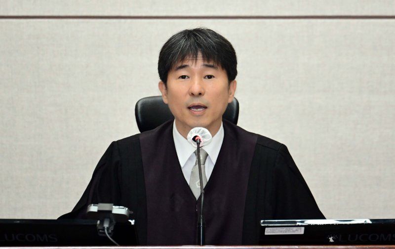 [서울=뉴시스] 사진공동취재단 = 지귀연 바카라 토토 21일 오전 서울 서초구 서울중앙지법 417호 법정에서 열린 윤석열 전 대통령의 내란 우두머리 혐의 재판을 하기 전 언론 공개에 대한 발언을 하고 있다. 2025.04.21. photo@newsis.com