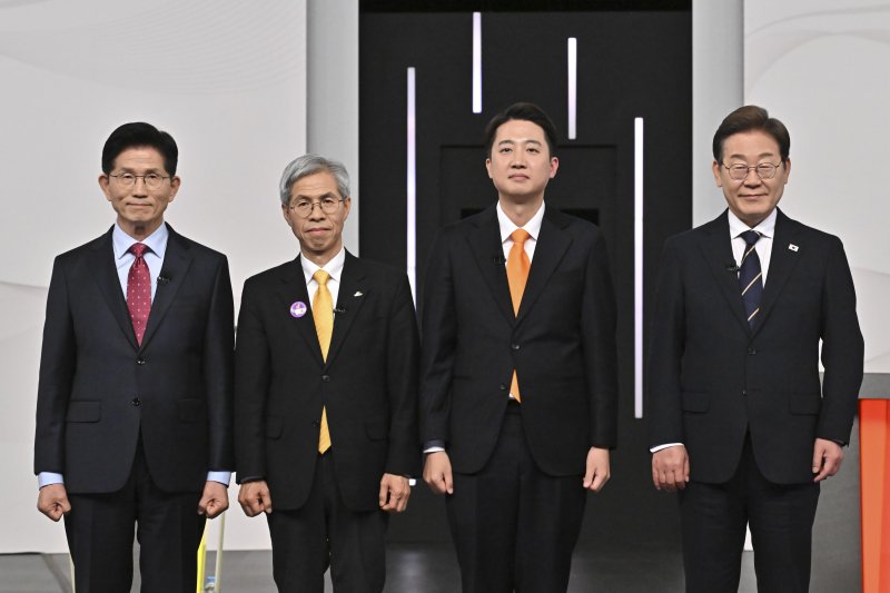 국민의힘 김문수(왼쪽부터), 민주노동당 권영국, 개혁신당 이준석, 더불어민주당 이재명 대통령 후보가 18일 서울 마포구 SBS프리즘타워에서 중앙선거방송토론위원회 주관 제21대 대통령선거 후보자 토론회 기념 촬영을 하고 있다. 2025.5.18/뉴스1 ⓒ News1 국회사진취재단