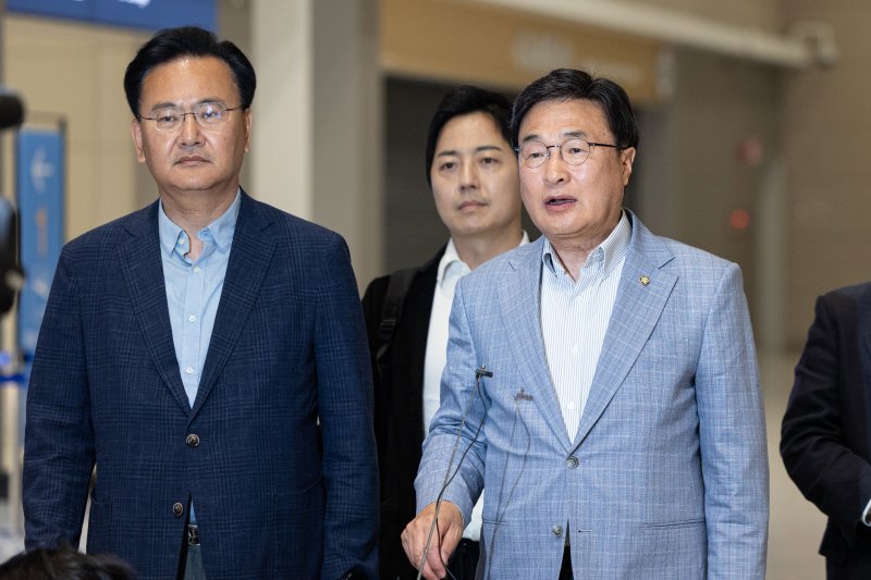 유상범 국민의힘 의원(왼쪽), 김대식 의원이 18일 인천국제공항에서 홍준표 전 대구시장의 선대위 합류 설득을 위해 미국 하와이로 출국하고 있다. 2025.5.18/뉴스1 ⓒ News1 이승배 기자